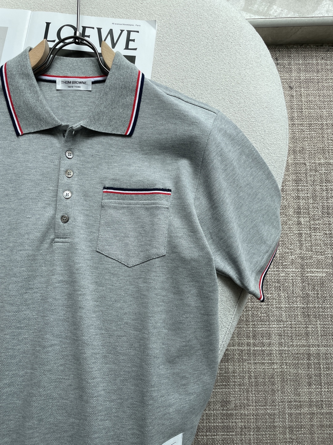 Thom Browne 三色织带口袋Polo衫｜商务休闲都能打的高阶单品真正的优雅，藏在细节里。这件Po