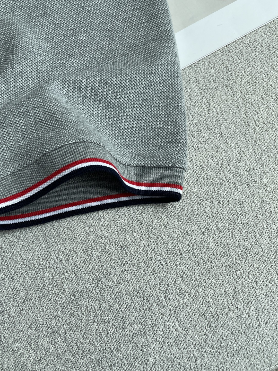 Thom Browne 三色织带口袋Polo衫｜商务休闲都能打的高阶单品真正的优雅，藏在细节里。这件Po