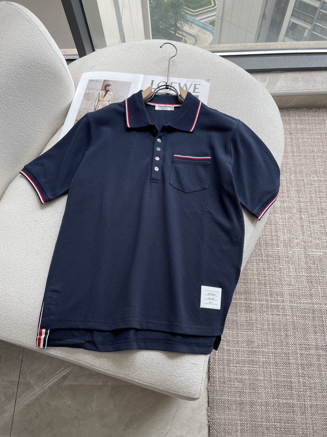 Thom Browne 三色织带口袋Polo衫｜商务休闲都能打的高阶单品真正的优雅，藏在细节里。这件Po