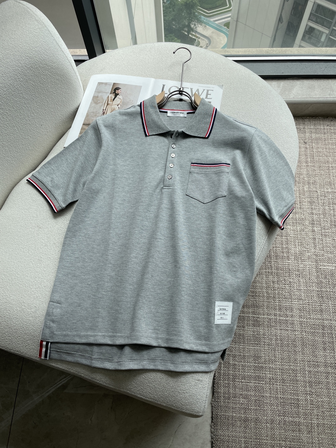 Thom Browne 三色织带口袋Polo衫｜商务休闲都能打的高阶单品真正的优雅，藏在细节里。这件Po