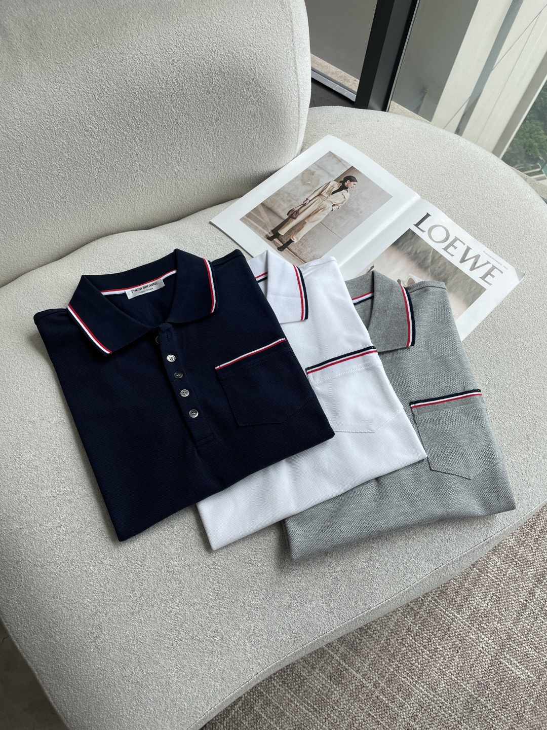 Thom Browne 三色织带口袋Polo衫｜商务休闲都能打的高阶单品真正的优雅，藏在细节里。这件Po