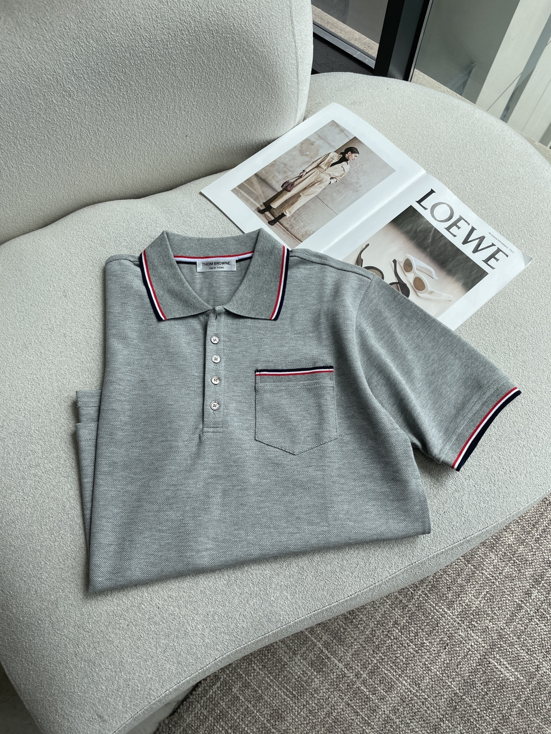 Thom Browne 三色织带口袋Polo衫｜商务休闲都能打的高阶单品真正的优雅，藏在细节里。这件Po