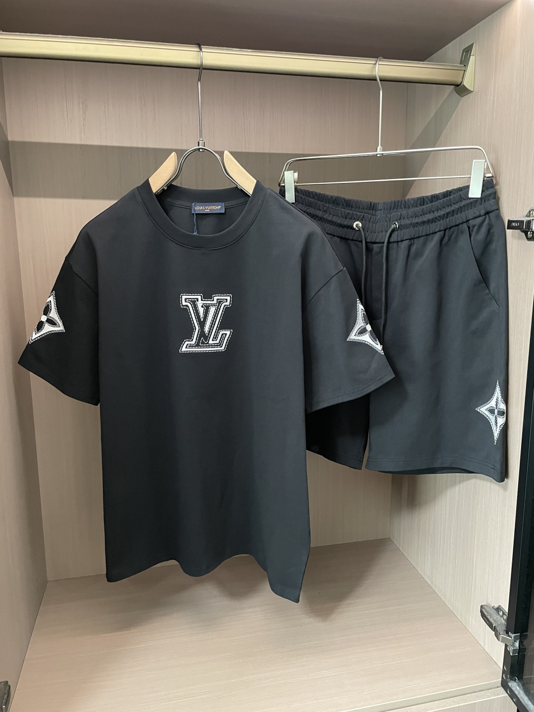 Lv 圆领短袖短裤套装 半袖套装顶级版本贸易公司渠道订单，海外精品独家限定发售，经典即永恒，入手绝对值的