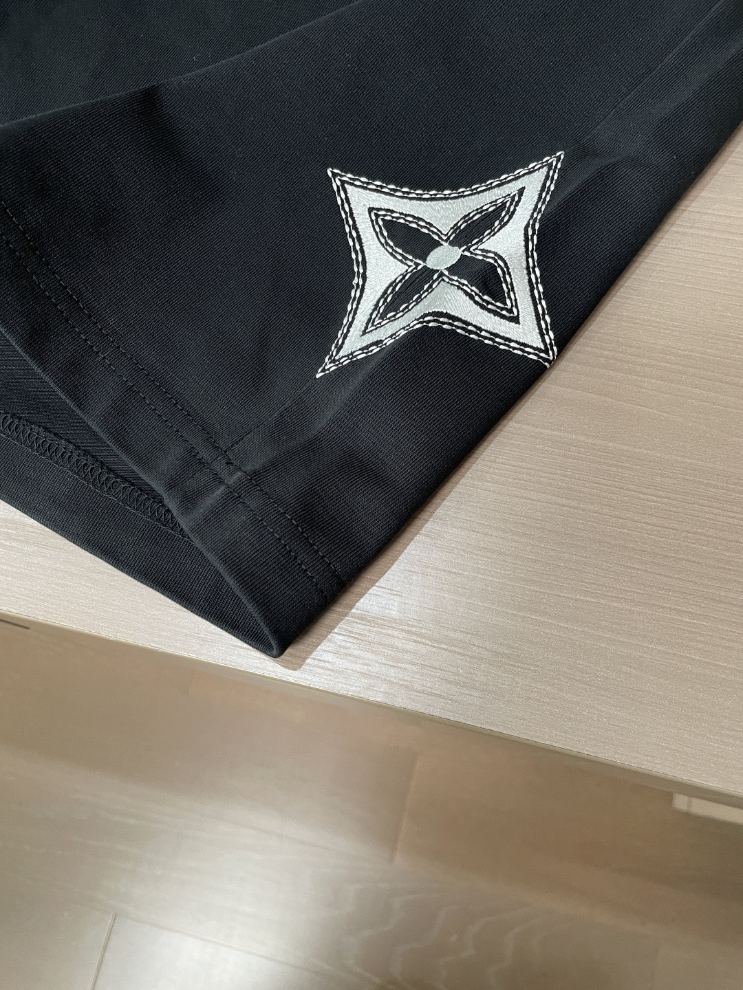 Lv 圆领短袖短裤套装 半袖套装顶级版本贸易公司渠道订单，海外精品独家限定发售，经典即永恒，入手绝对值的