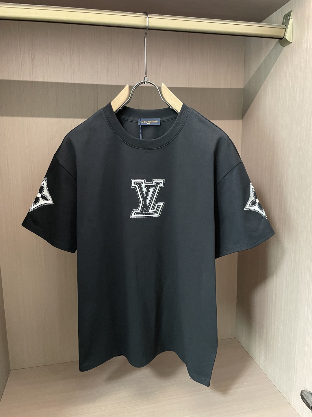 Lv 圆领短袖短裤套装 半袖套装顶级版本贸易公司渠道订单，海外精品独家限定发售，经典即永恒，入手绝对值的