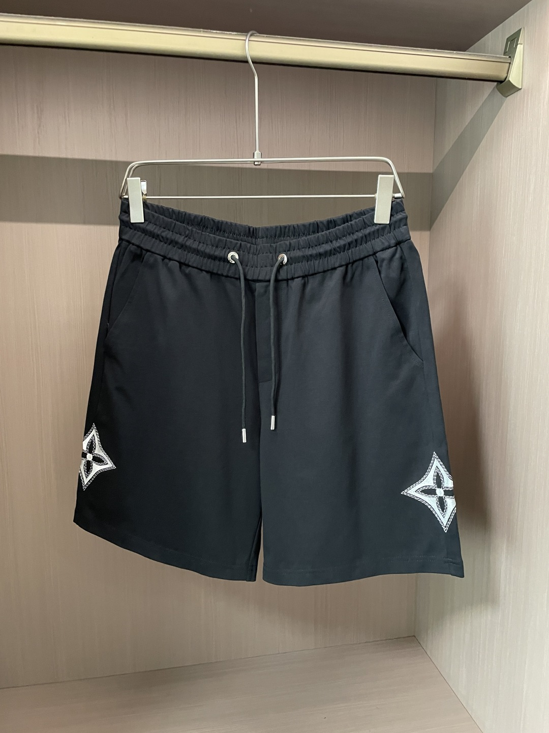 Lv 圆领短袖短裤套装 半袖套装顶级版本贸易公司渠道订单，海外精品独家限定发售，经典即永恒，入手绝对值的