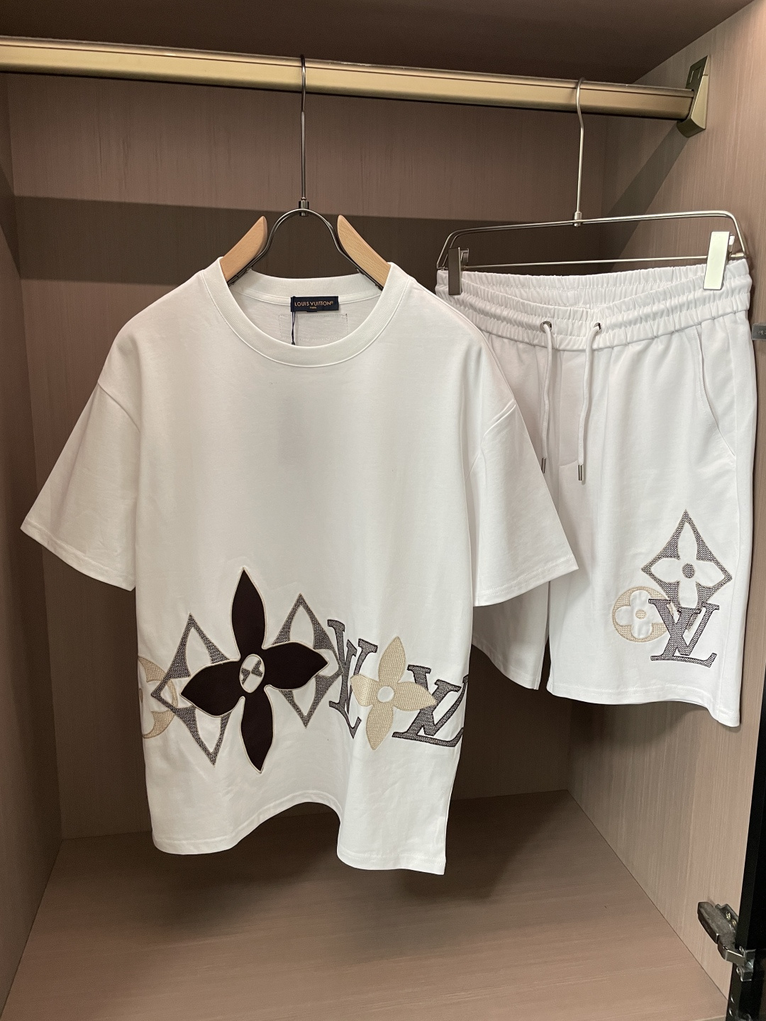 Lv 圆领短袖短裤套装 半袖套装顶级版本贸易公司渠道订单，海外精品独家限定发售，经典即永恒，入手绝对值的