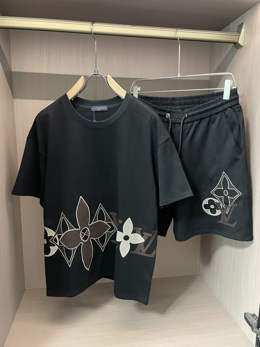 Lv 圆领短袖短裤套装 半袖套装顶级版本贸易公司渠道订单，海外精品独家限定发售，经典即永恒，入手绝对值的