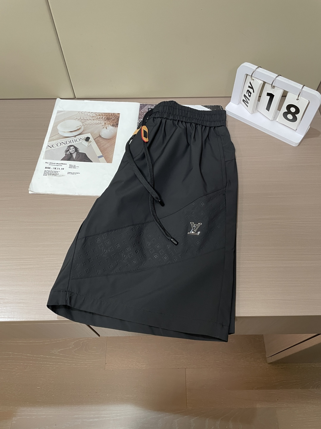 Lv 2026春夏新品短裤 甄选轻薄速干尼龙面料，自带透气防水属性，上身轻盈无负担，出汗也能快速干爽，告