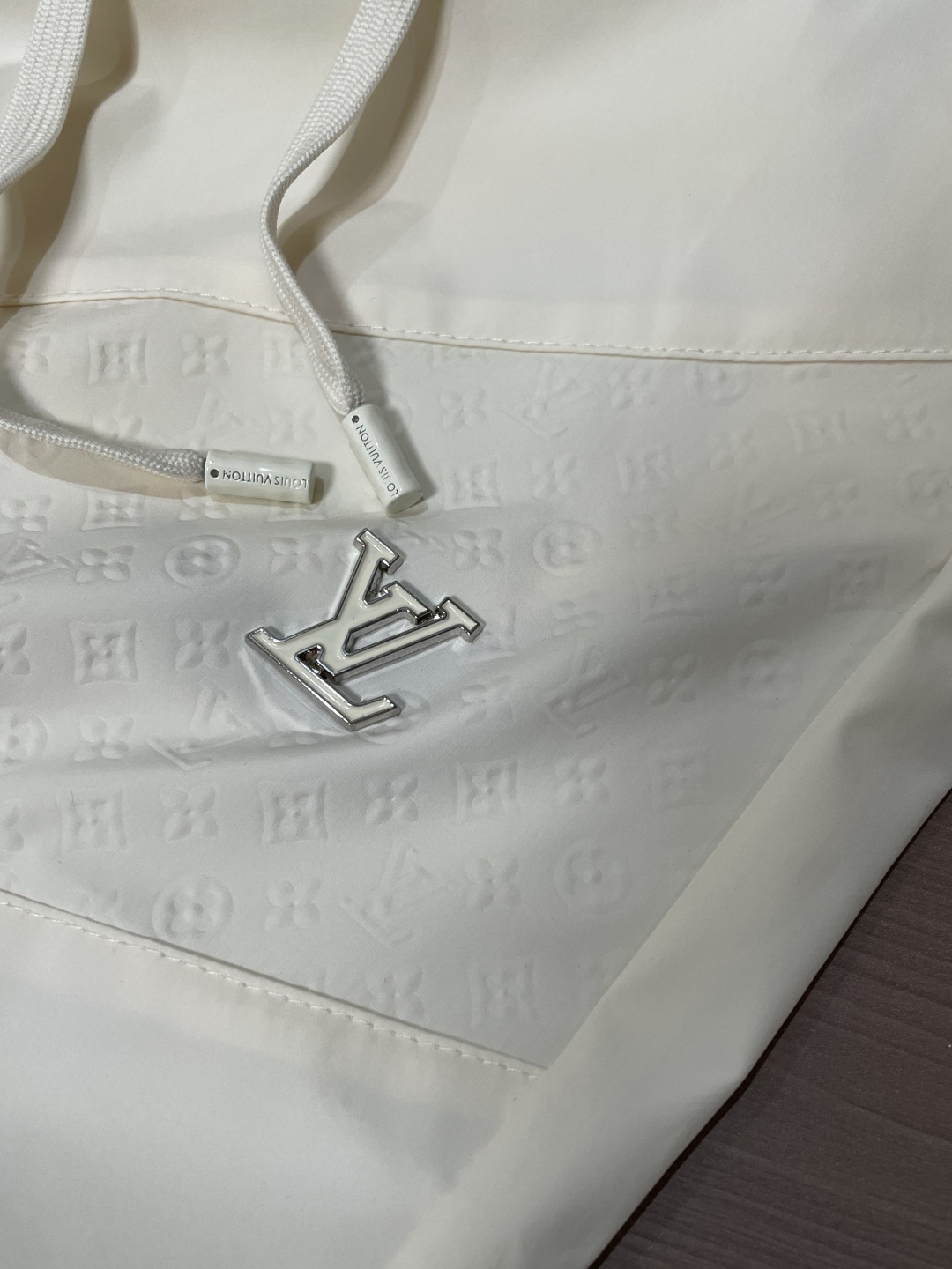 Lv 2026春夏新品短裤 甄选轻薄速干尼龙面料，自带透气防水属性，上身轻盈无负担，出汗也能快速干爽，告