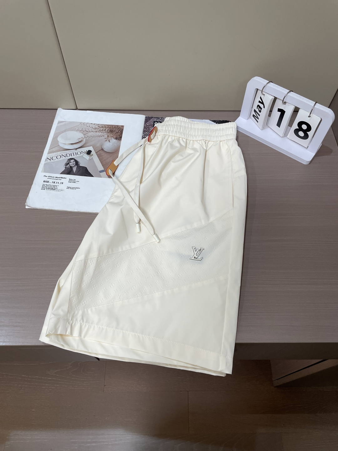 Lv 2026春夏新品短裤 甄选轻薄速干尼龙面料，自带透气防水属性，上身轻盈无负担，出汗也能快速干爽，告