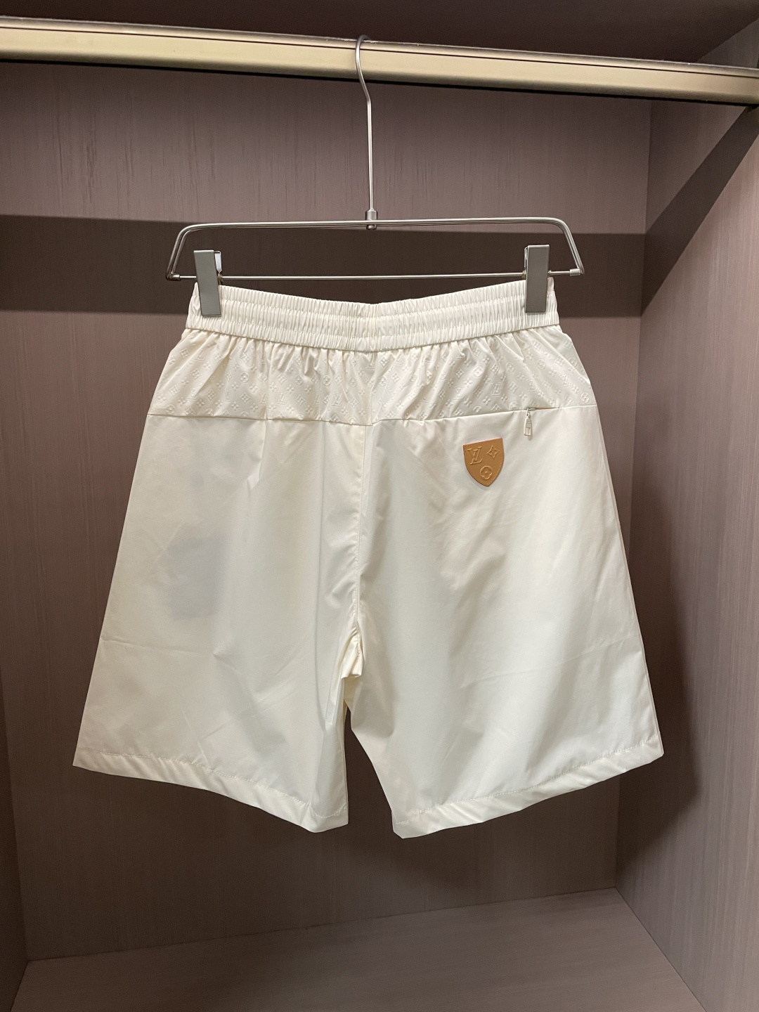 Lv 2026春夏新品短裤 甄选轻薄速干尼龙面料，自带透气防水属性，上身轻盈无负担，出汗也能快速干爽，告