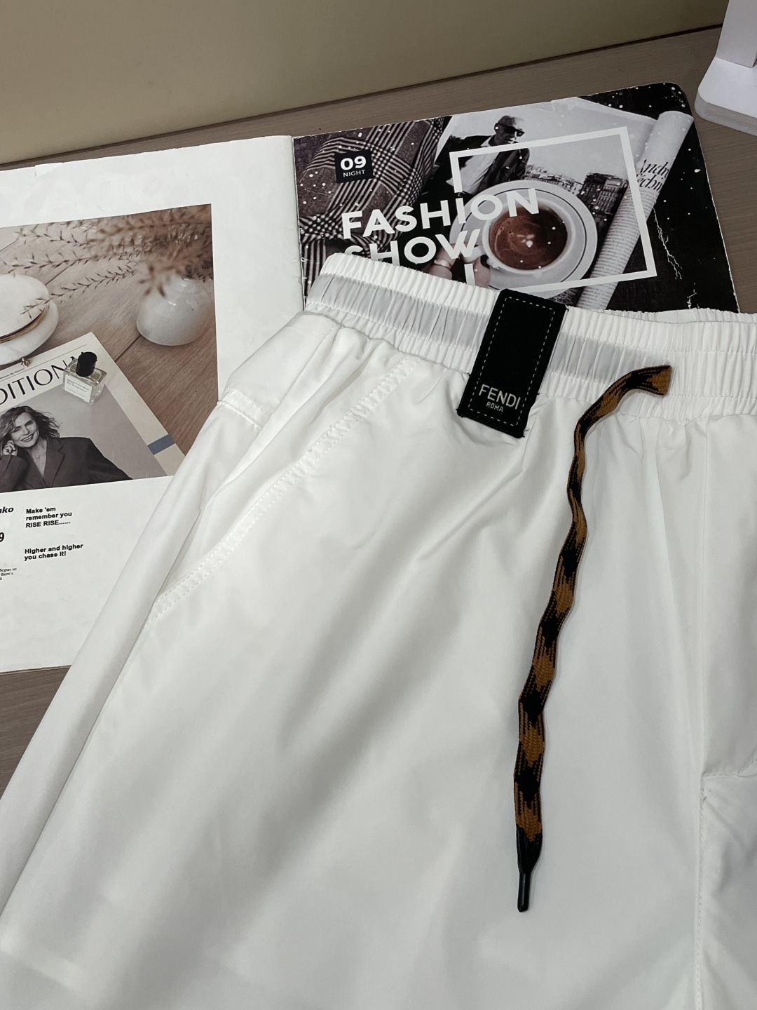 FD 2026春夏新品短裤 甄选轻薄速干尼龙面料，自带透气防水属性，上身轻盈无负担，出汗也能快速干爽，告