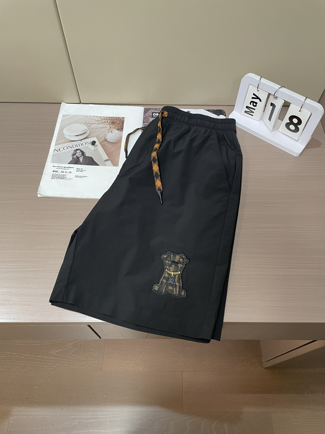 FD 2026春夏新品短裤 甄选轻薄速干尼龙面料，自带透气防水属性，上身轻盈无负担，出汗也能快速干爽，告