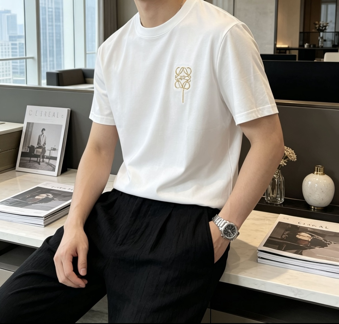 以LOEWE标志性的Anagram为灵感，这件T恤将品牌经典图腾幻化为一枚精致的金色气球刺绣，在极简的底