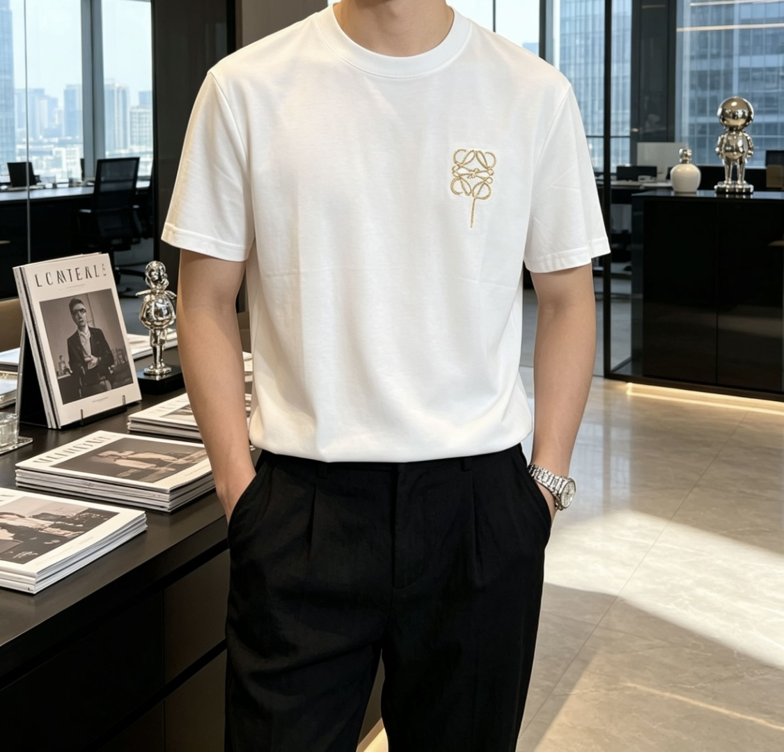以LOEWE标志性的Anagram为灵感，这件T恤将品牌经典图腾幻化为一枚精致的金色气球刺绣，在极简的底