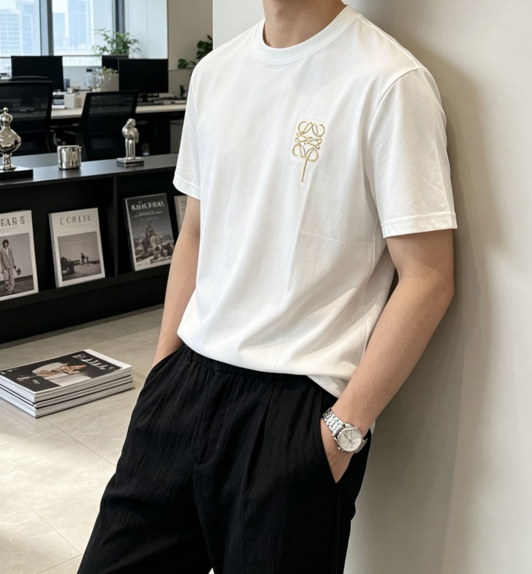 以LOEWE标志性的Anagram为灵感，这件T恤将品牌经典图腾幻化为一枚精致的金色气球刺绣，在极简的底