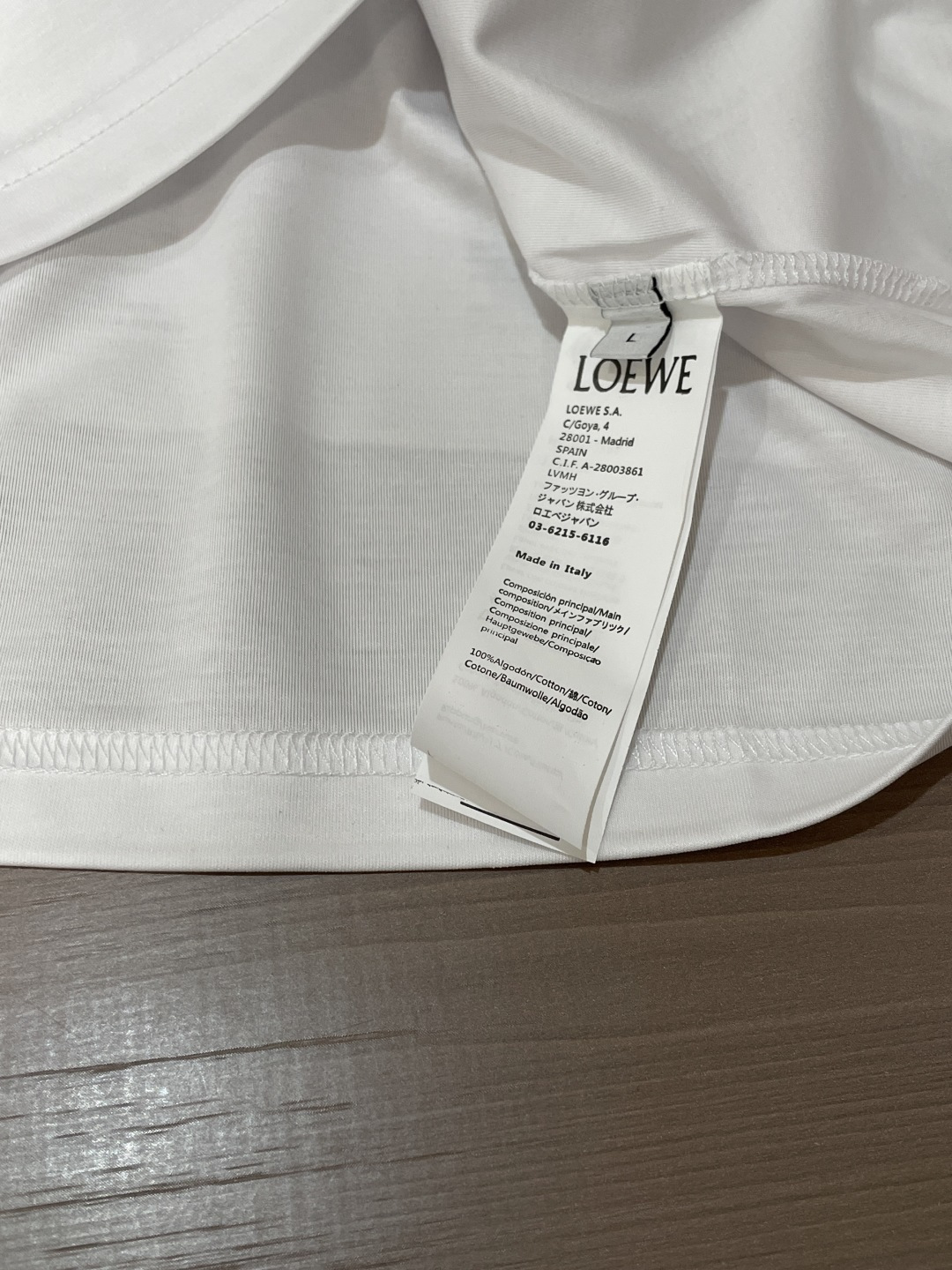 以LOEWE标志性的Anagram为灵感，这件T恤将品牌经典图腾幻化为一枚精致的金色气球刺绣，在极简的底