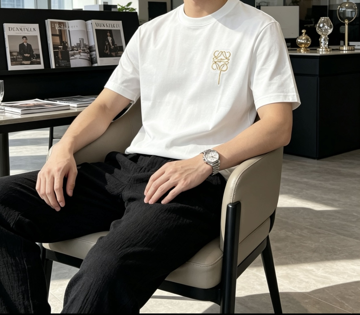 以LOEWE标志性的Anagram为灵感，这件T恤将品牌经典图腾幻化为一枚精致的金色气球刺绣，在极简的底