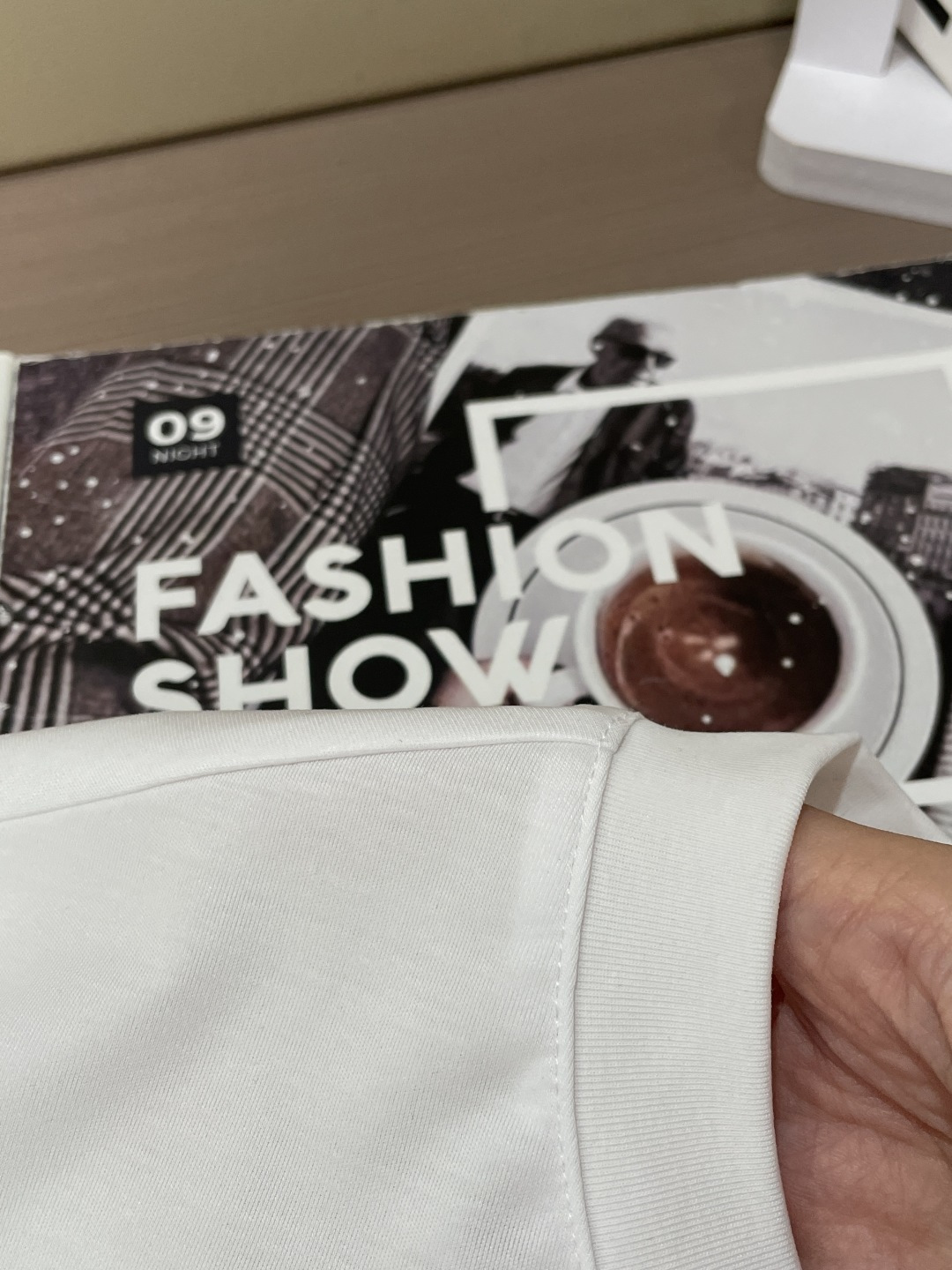 以LOEWE标志性的Anagram为灵感，这件T恤将品牌经典图腾幻化为一枚精致的金色气球刺绣，在极简的底