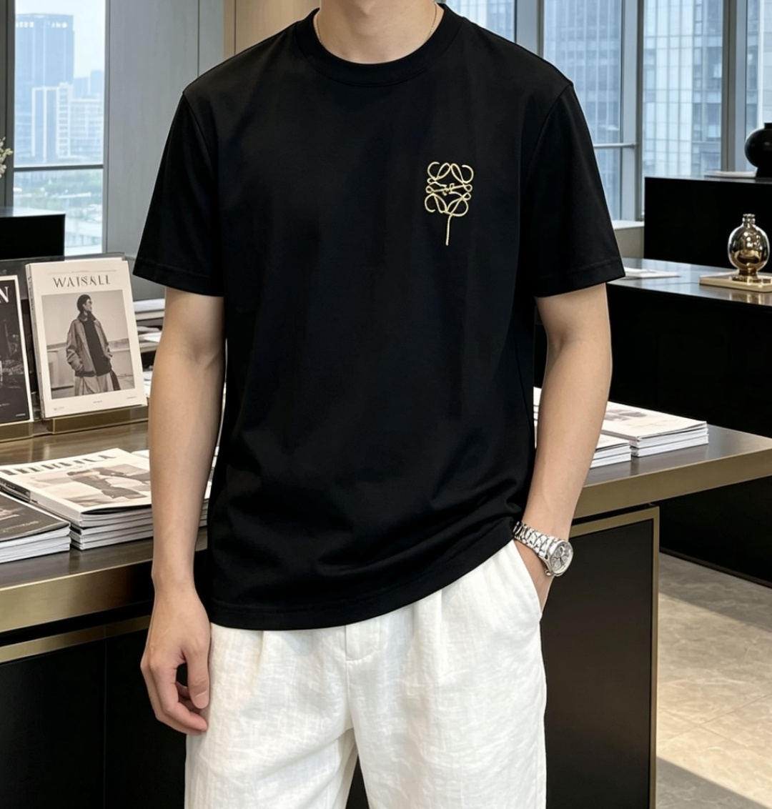 以LOEWE标志性的Anagram为灵感，这件T恤将品牌经典图腾幻化为一枚精致的金色气球刺绣，在极简的底
