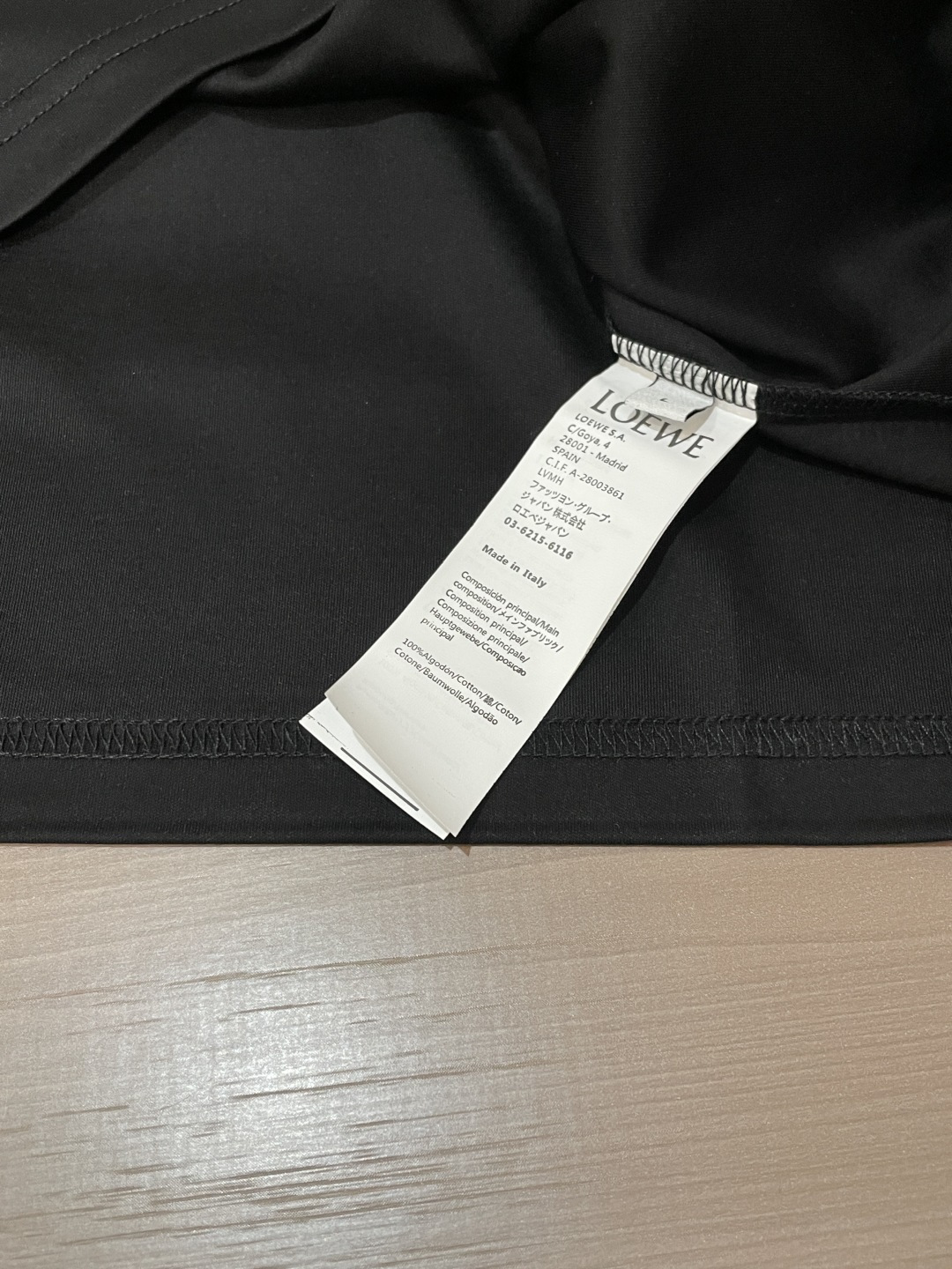 以LOEWE标志性的Anagram为灵感，这件T恤将品牌经典图腾幻化为一枚精致的金色气球刺绣，在极简的底