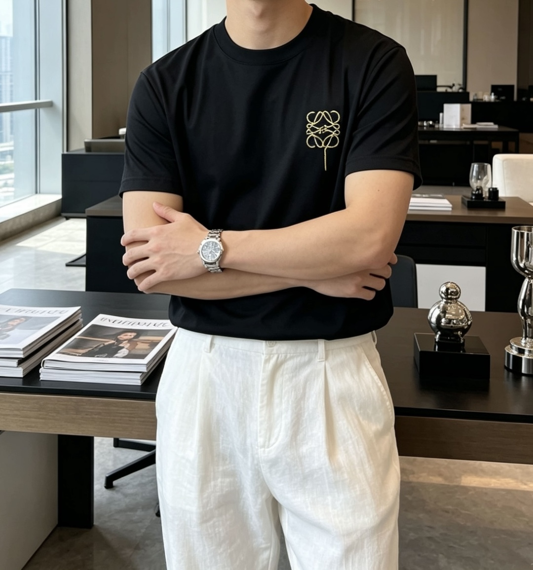 以LOEWE标志性的Anagram为灵感，这件T恤将品牌经典图腾幻化为一枚精致的金色气球刺绣，在极简的底