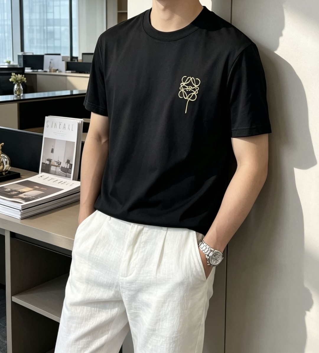 以LOEWE标志性的Anagram为灵感，这件T恤将品牌经典图腾幻化为一枚精致的金色气球刺绣，在极简的底