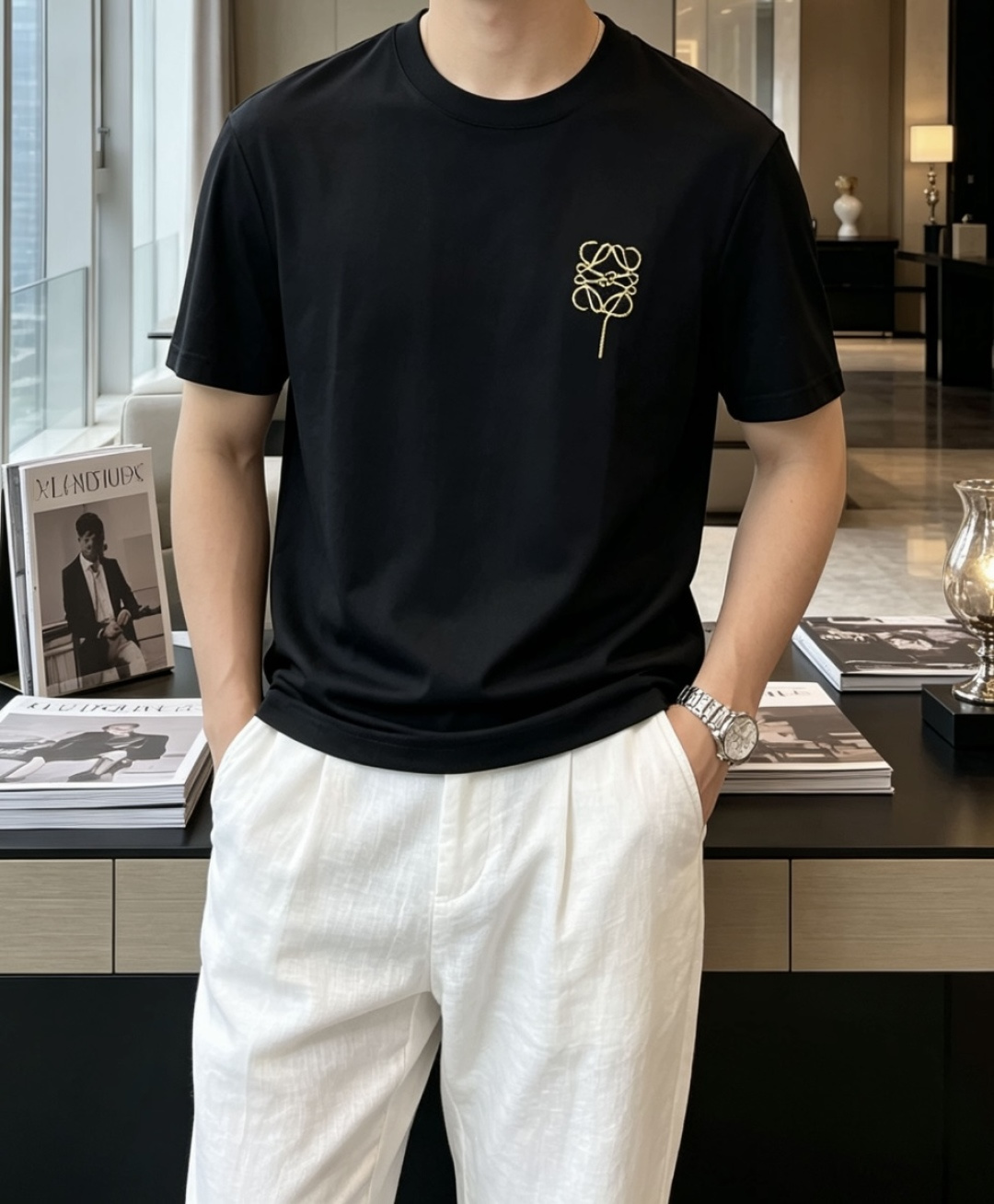 以LOEWE标志性的Anagram为灵感，这件T恤将品牌经典图腾幻化为一枚精致的金色气球刺绣，在极简的底