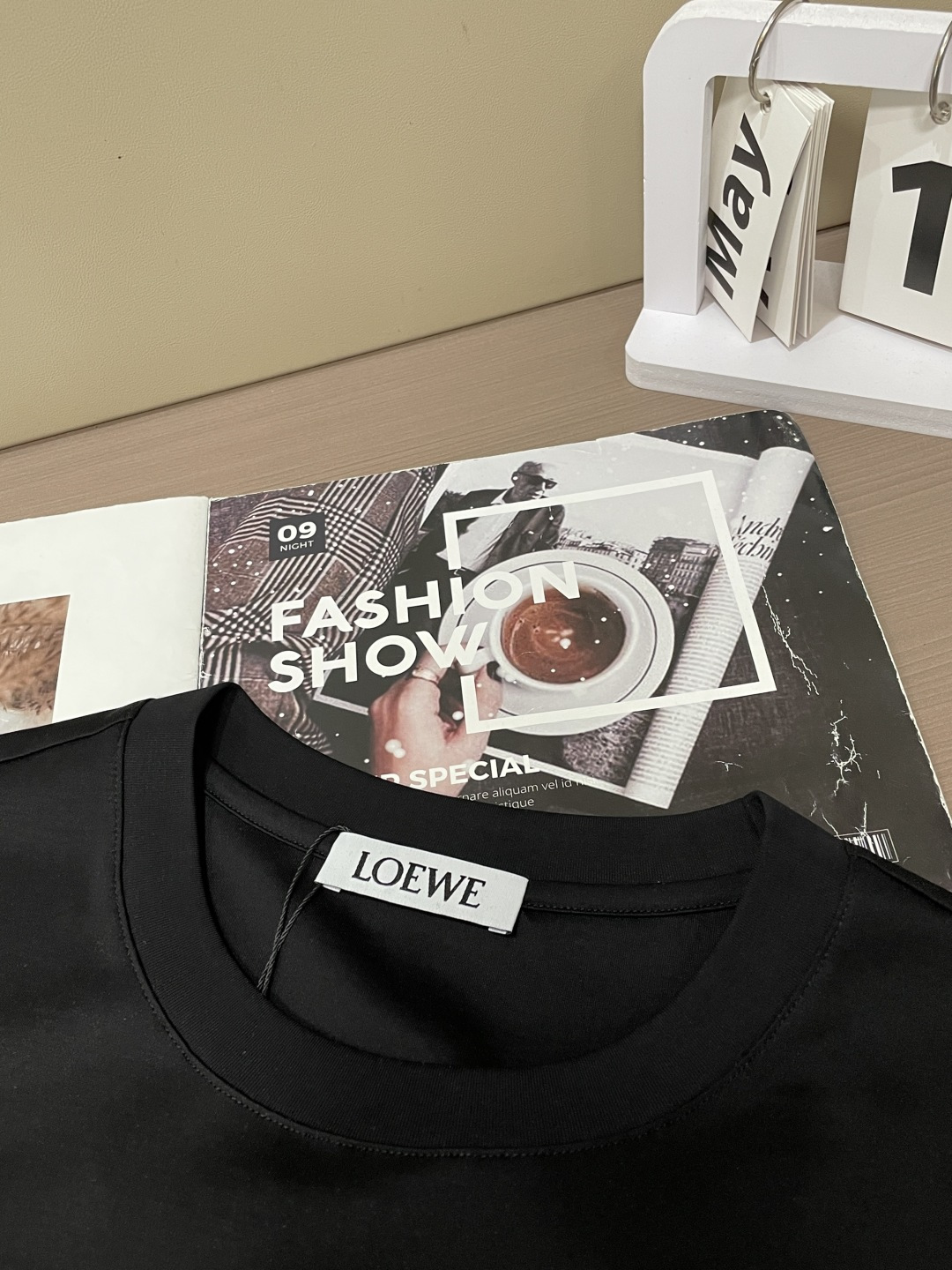 以LOEWE标志性的Anagram为灵感，这件T恤将品牌经典图腾幻化为一枚精致的金色气球刺绣，在极简的底