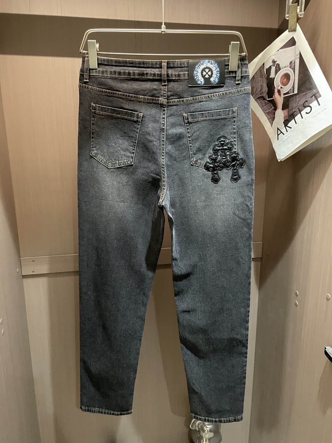 克罗心专柜最新同款牛仔裤 面料版型做工绝绝子好穿不挑身材在搭配上没有太多的限制 随意简洁的衬托其他单品，