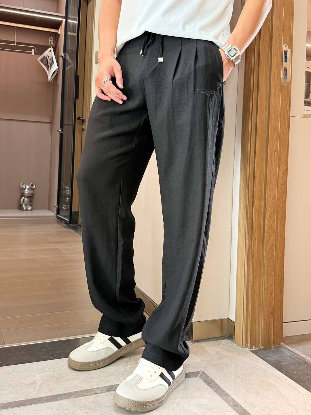 D奥 2026最新系列男士休闲裤！采用客供弹力柔棉材质，柔软细腻，手感绝佳！品牌格调一览无余！极简主义设