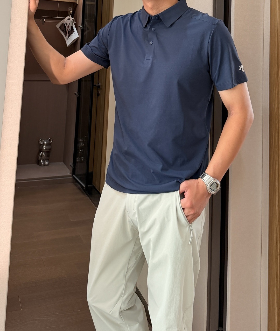 迪桑特 2026春夏经典的Polo领设计，搭配简洁的单排扣，线条利落流畅，巧妙修饰颈部线条，彰显优雅绅士