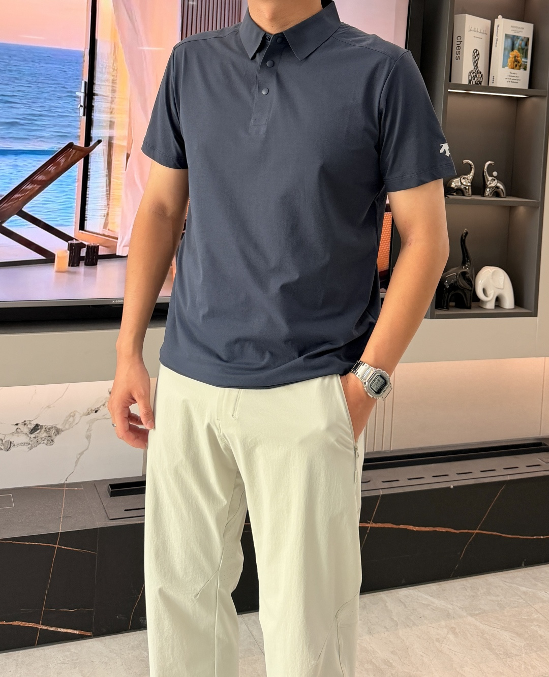 迪桑特 2026春夏经典的Polo领设计，搭配简洁的单排扣，线条利落流畅，巧妙修饰颈部线条，彰显优雅绅士