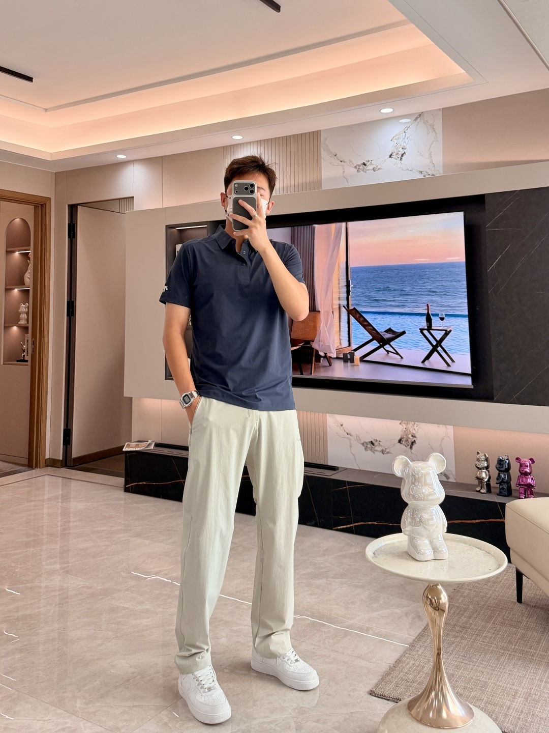 迪桑特 2026春夏经典的Polo领设计，搭配简洁的单排扣，线条利落流畅，巧妙修饰颈部线条，彰显优雅绅士