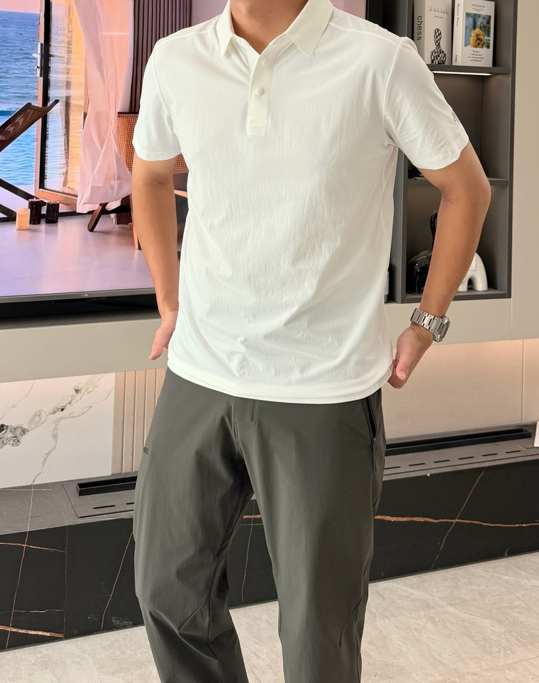 迪桑特 2026春夏经典的Polo领设计，搭配简洁的单排扣，线条利落流畅，巧妙修饰颈部线条，彰显优雅绅士