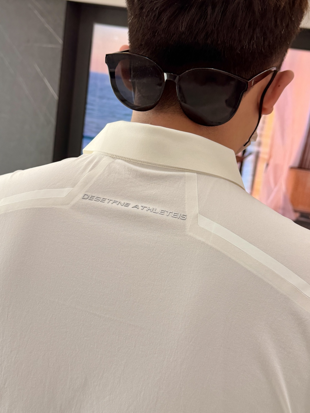 迪桑特 2026春夏经典的Polo领设计，搭配简洁的单排扣，线条利落流畅，巧妙修饰颈部线条，彰显优雅绅士
