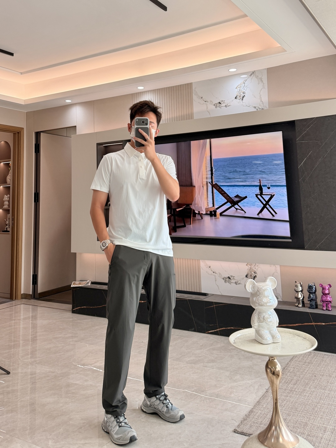迪桑特 2026春夏经典的Polo领设计，搭配简洁的单排扣，线条利落流畅，巧妙修饰颈部线条，彰显优雅绅士
