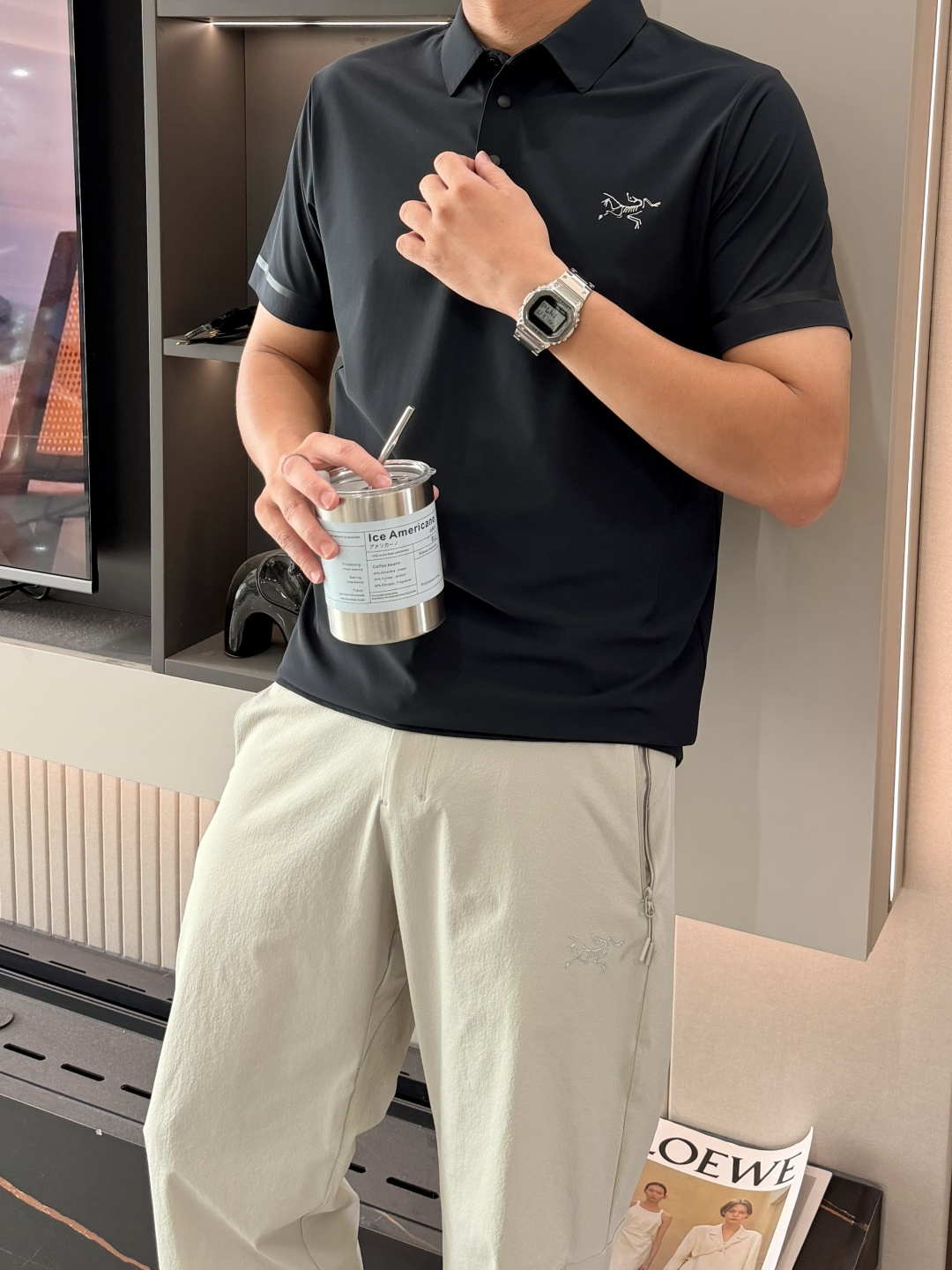 鸟家 2026春夏经典的Polo领设计，搭配简洁的单排扣，线条利落流畅，巧妙修饰颈部线条，彰显优雅绅士格