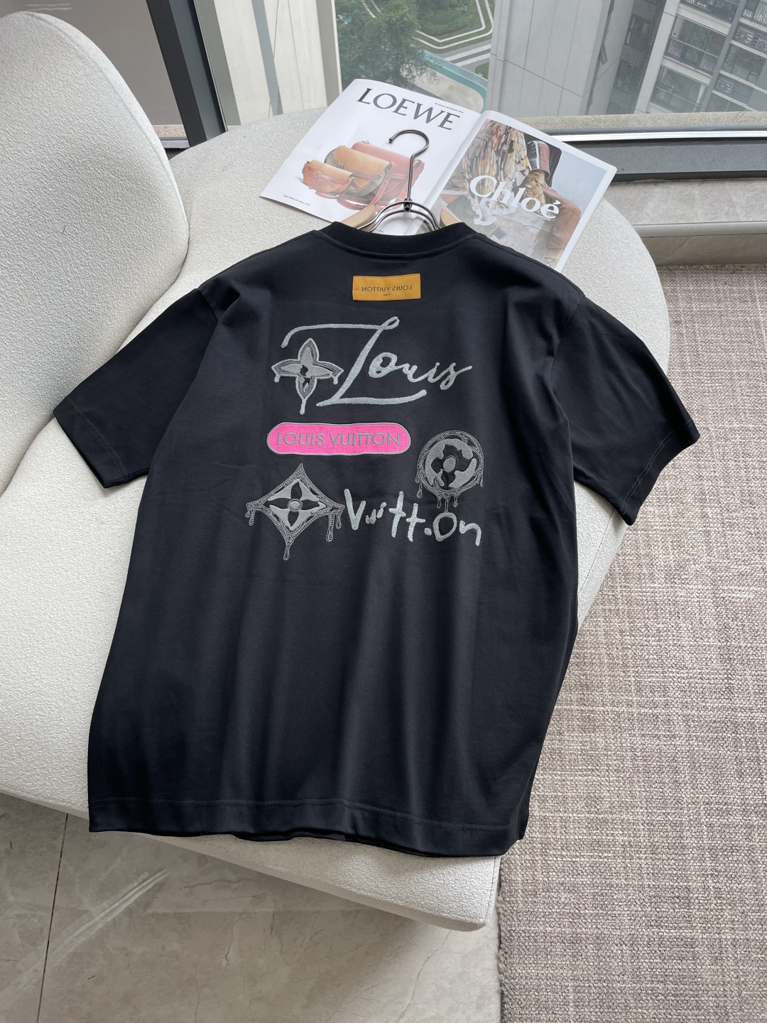 Lv 官网同款 官网同款 官网同款⚠️重磅推荐！2026ss夏装新品 专柜在售 最新系列图案logo短袖
