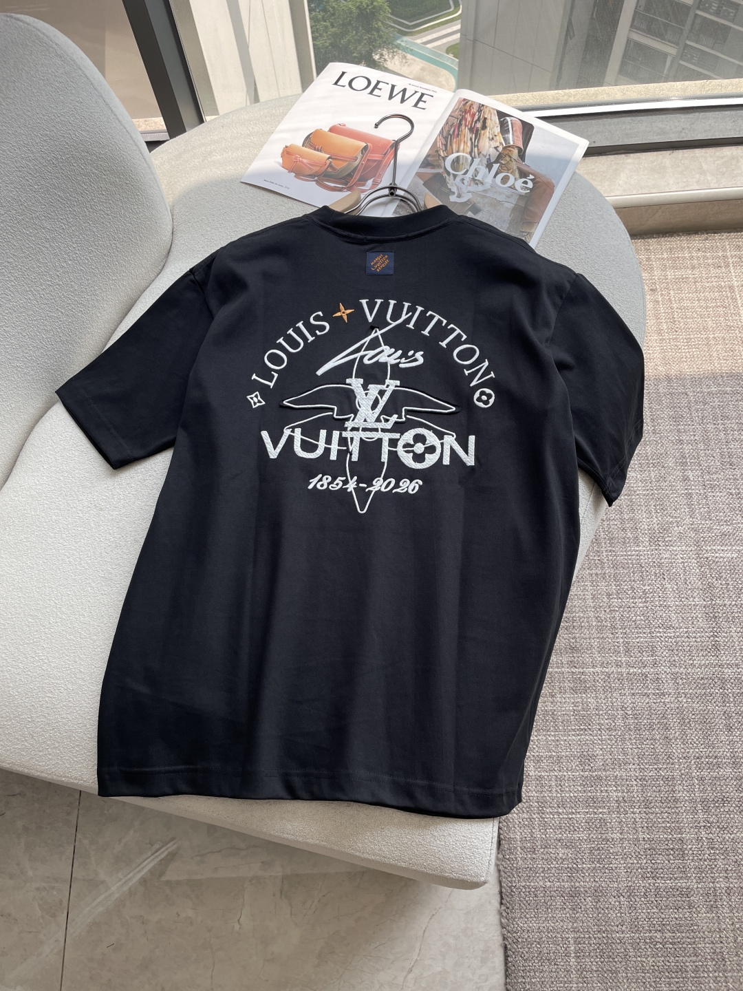 Lv 官网同款 官网同款 官网同款⚠️重磅推荐！2026ss夏装新品 专柜在售 最新系列图案logo短袖