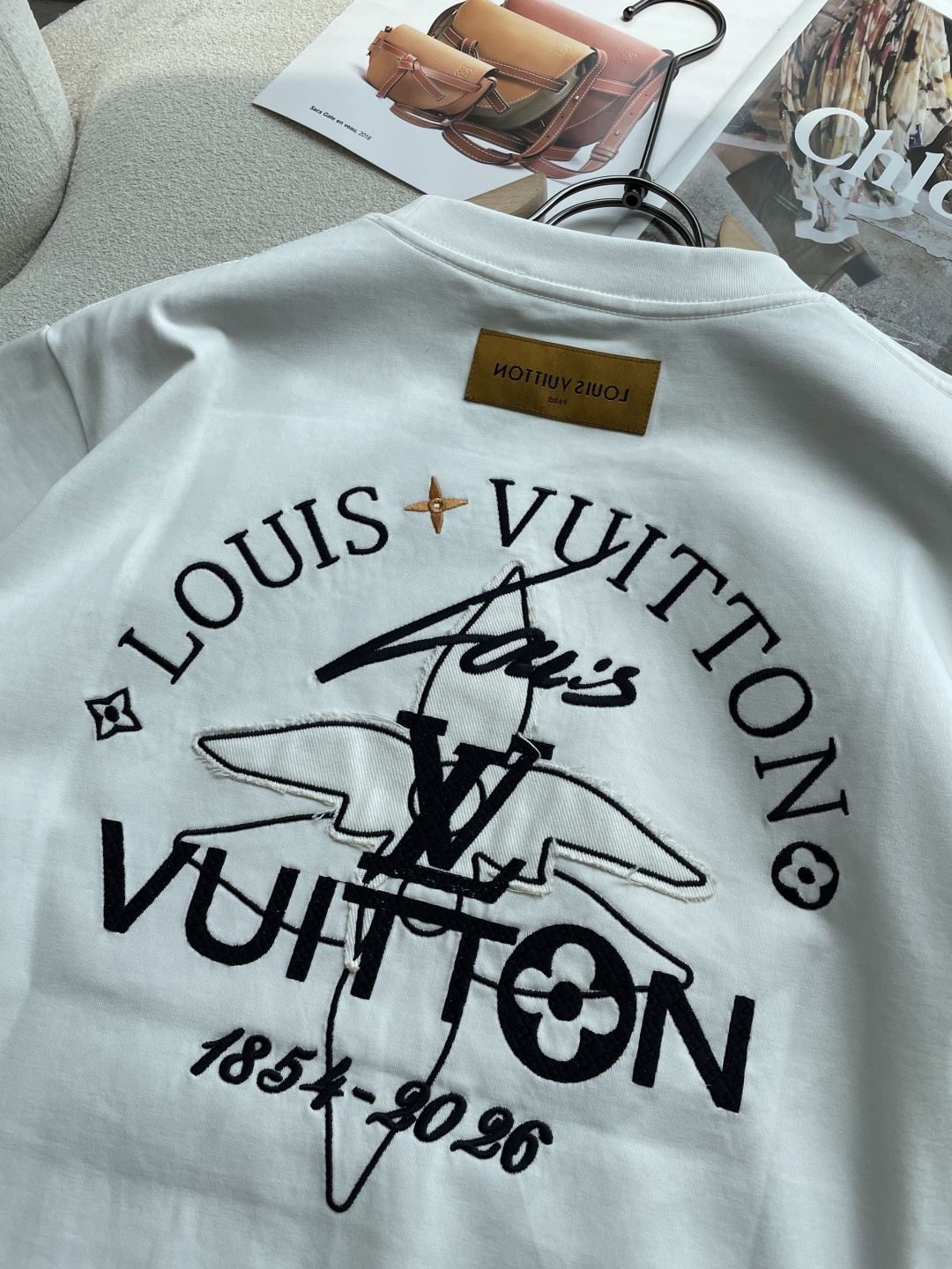 Lv 官网同款 官网同款 官网同款⚠️重磅推荐！2026ss夏装新品 专柜在售 最新系列图案logo短袖