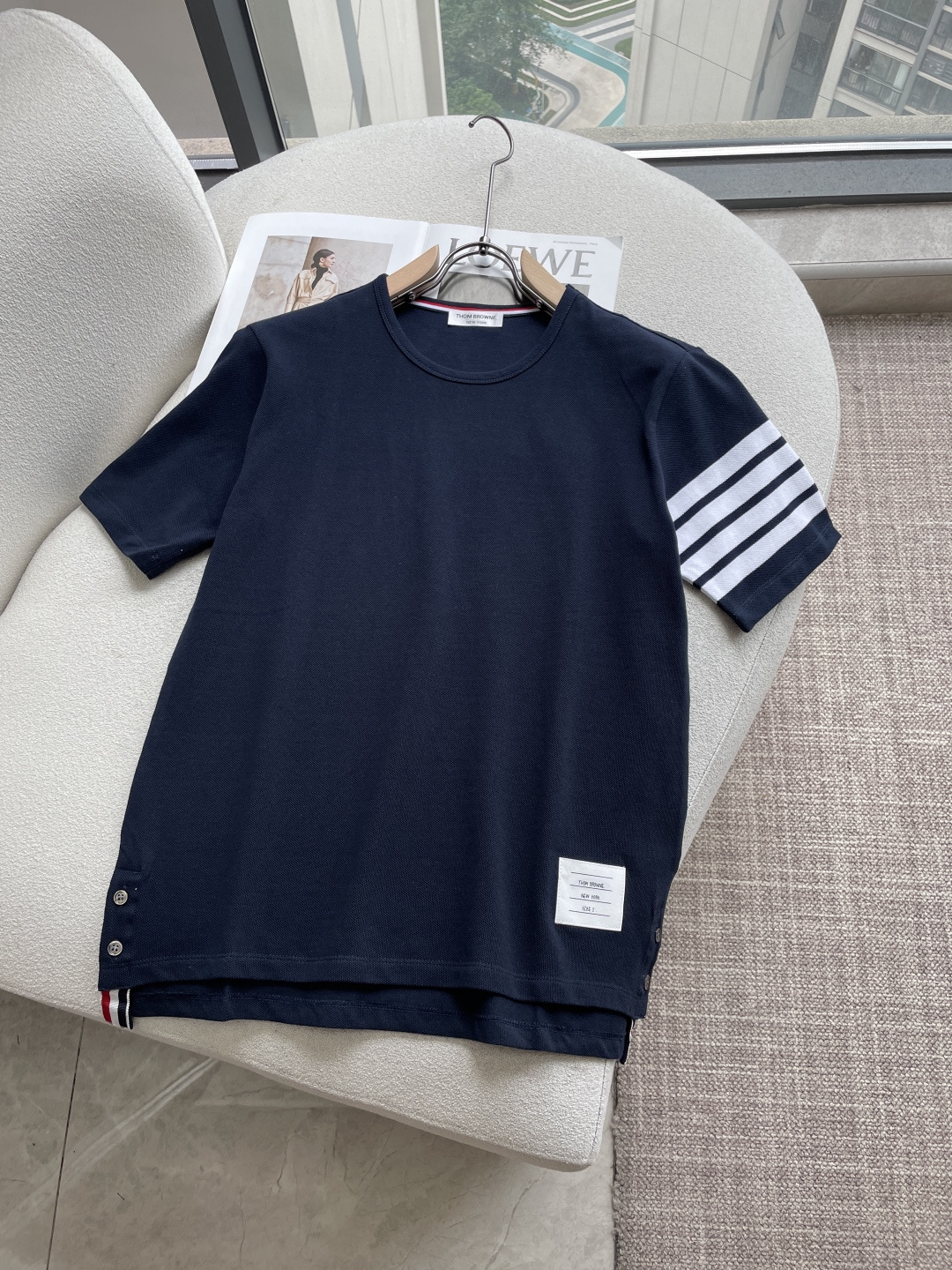 TB 一眼识别的标志性设计品牌灵魂四道杠织带，在袖口低调宣告品味；下摆侧开叉搭配金属纽扣，经典红白蓝织带