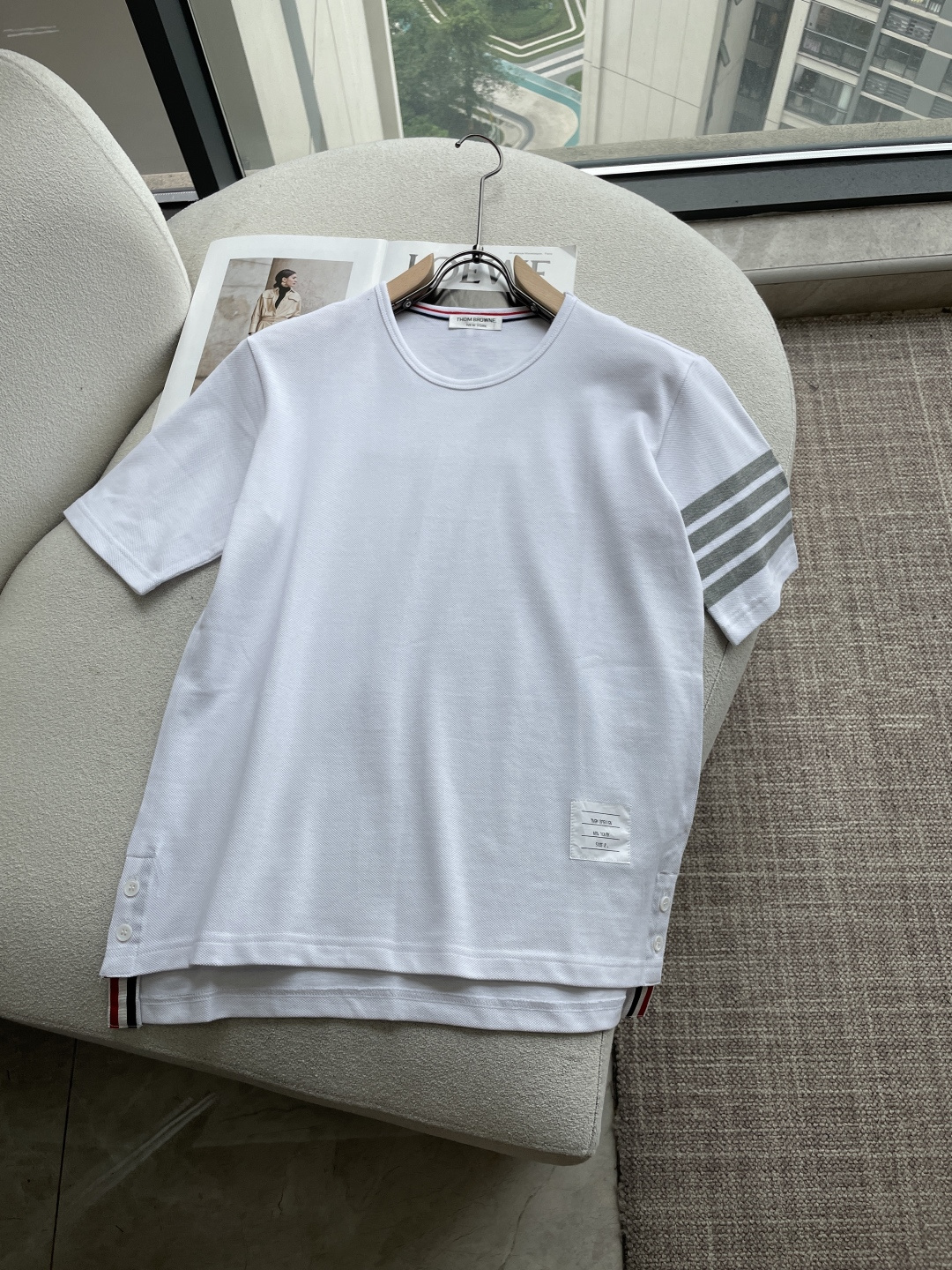 TB 一眼识别的标志性设计品牌灵魂四道杠织带，在袖口低调宣告品味；下摆侧开叉搭配金属纽扣，经典红白蓝织带