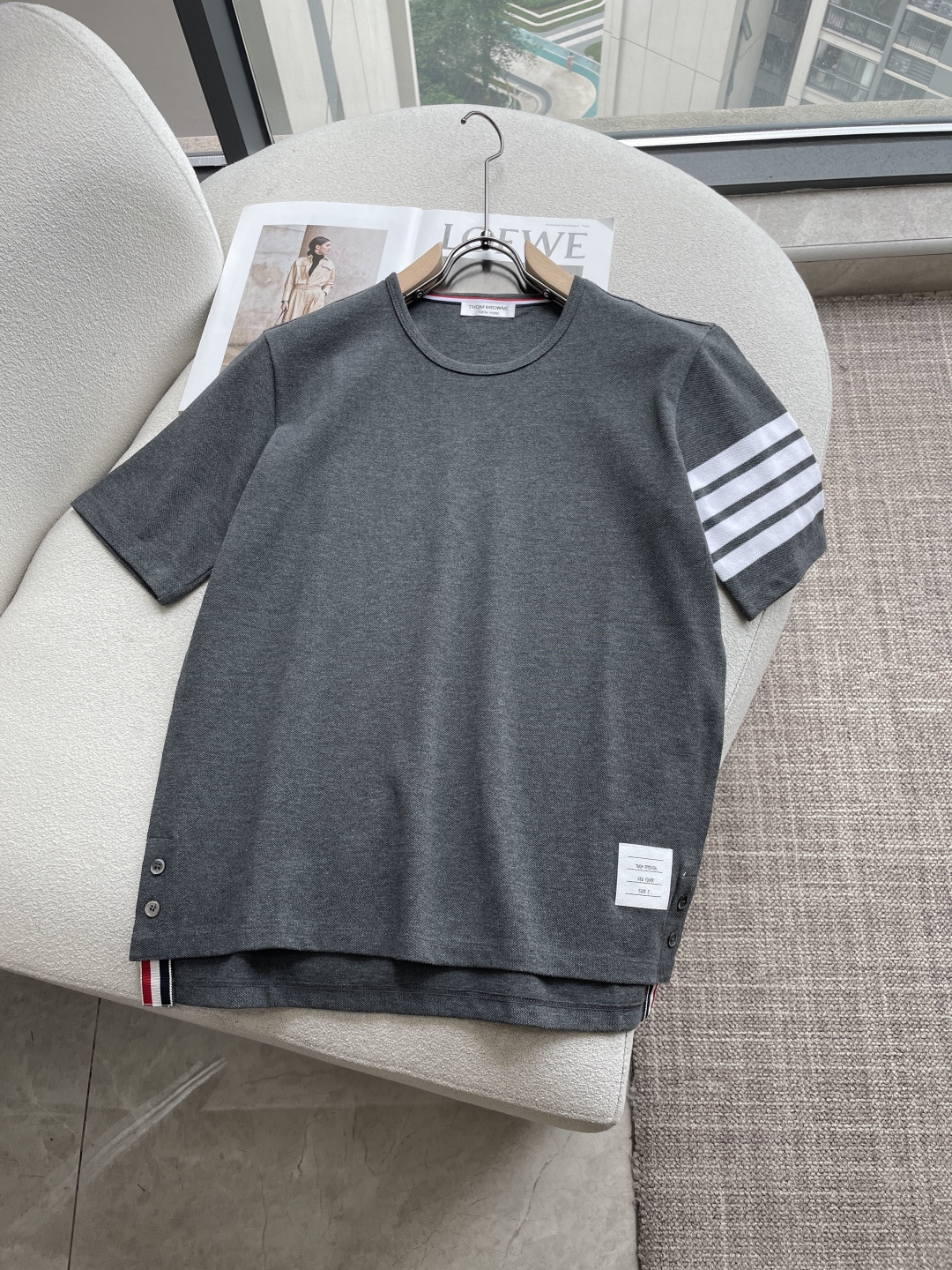 TB 一眼识别的标志性设计品牌灵魂四道杠织带，在袖口低调宣告品味；下摆侧开叉搭配金属纽扣，经典红白蓝织带
