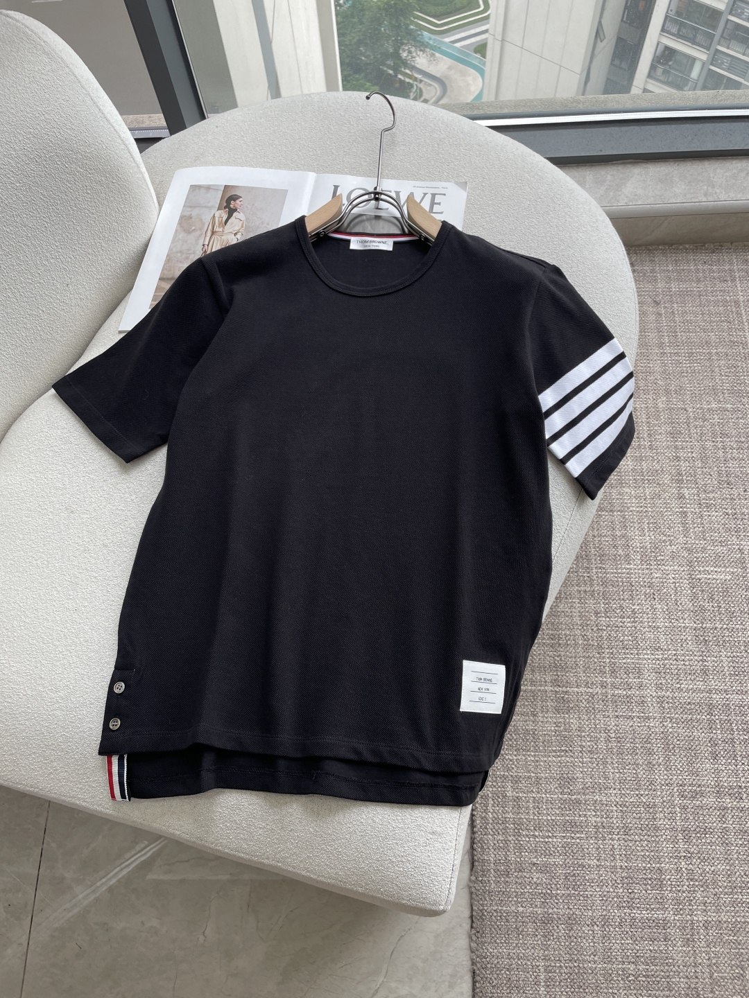 TB 一眼识别的标志性设计品牌灵魂四道杠织带，在袖口低调宣告品味；下摆侧开叉搭配金属纽扣，经典红白蓝织带