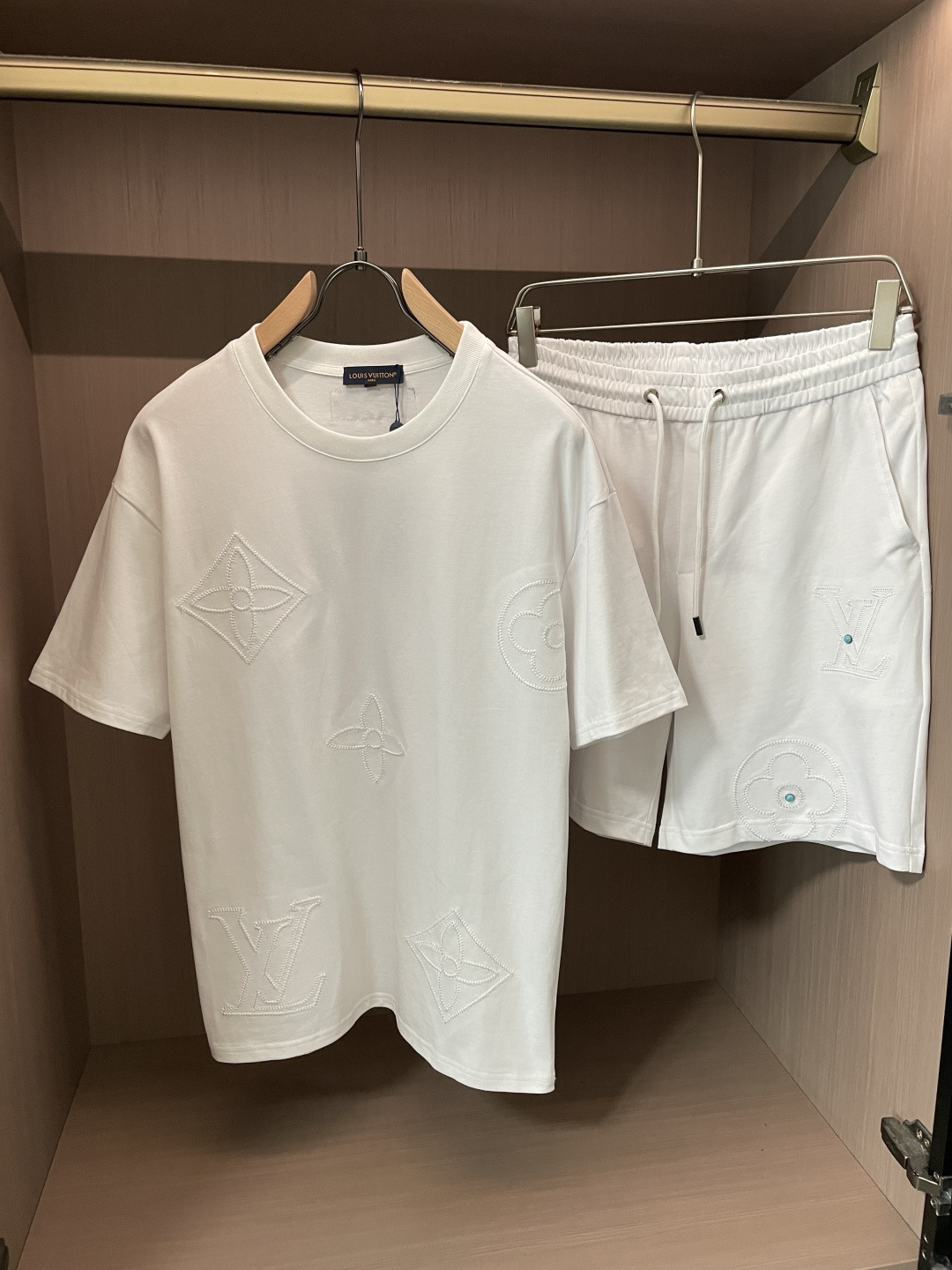 Lv 圆领短袖短裤套装 半袖套装顶级版本贸易公司渠道订单，海外精品独家限定发售，经典即永恒，入手绝对值的