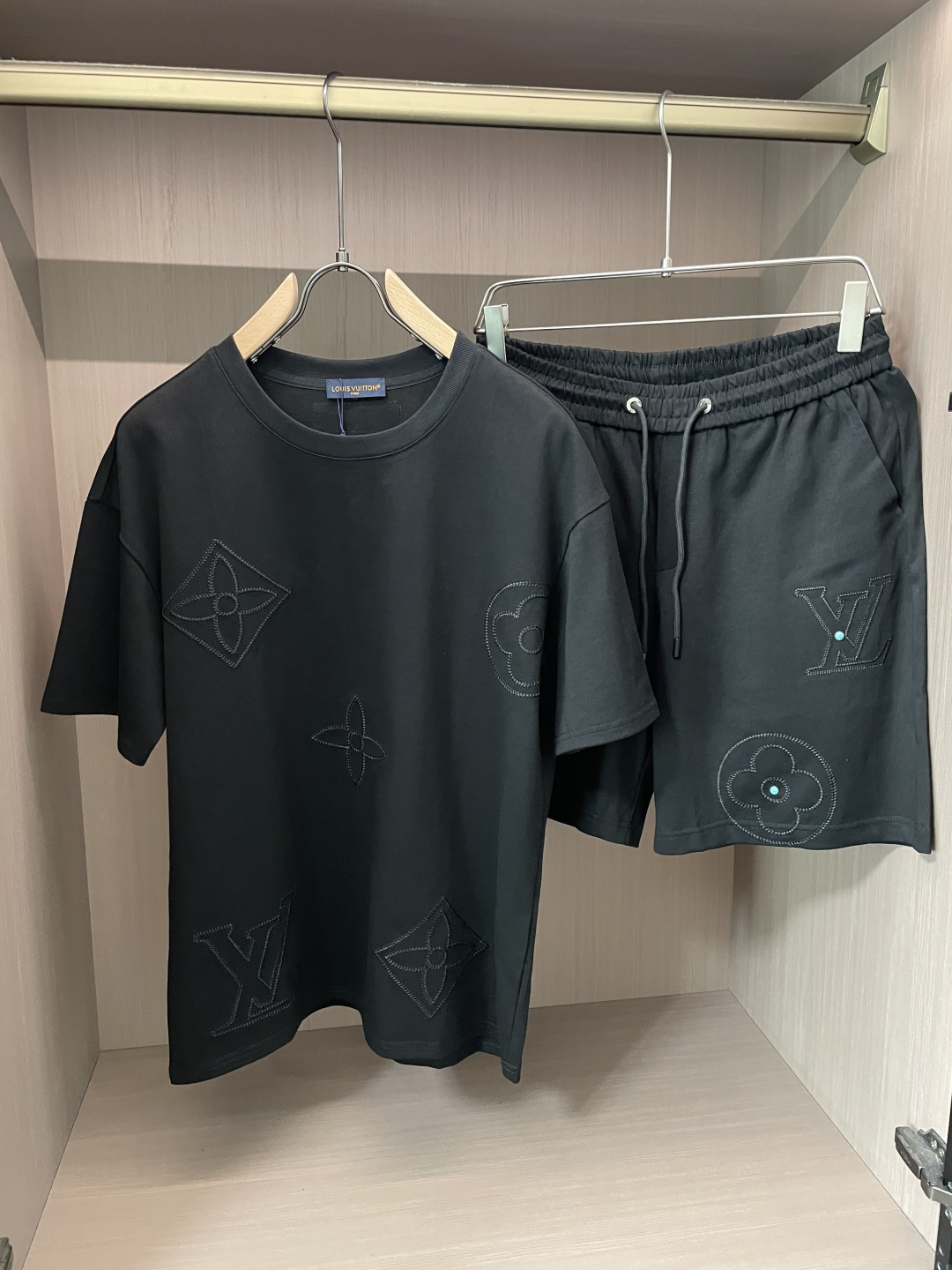 Lv 圆领短袖短裤套装 半袖套装顶级版本贸易公司渠道订单，海外精品独家限定发售，经典即永恒，入手绝对值的