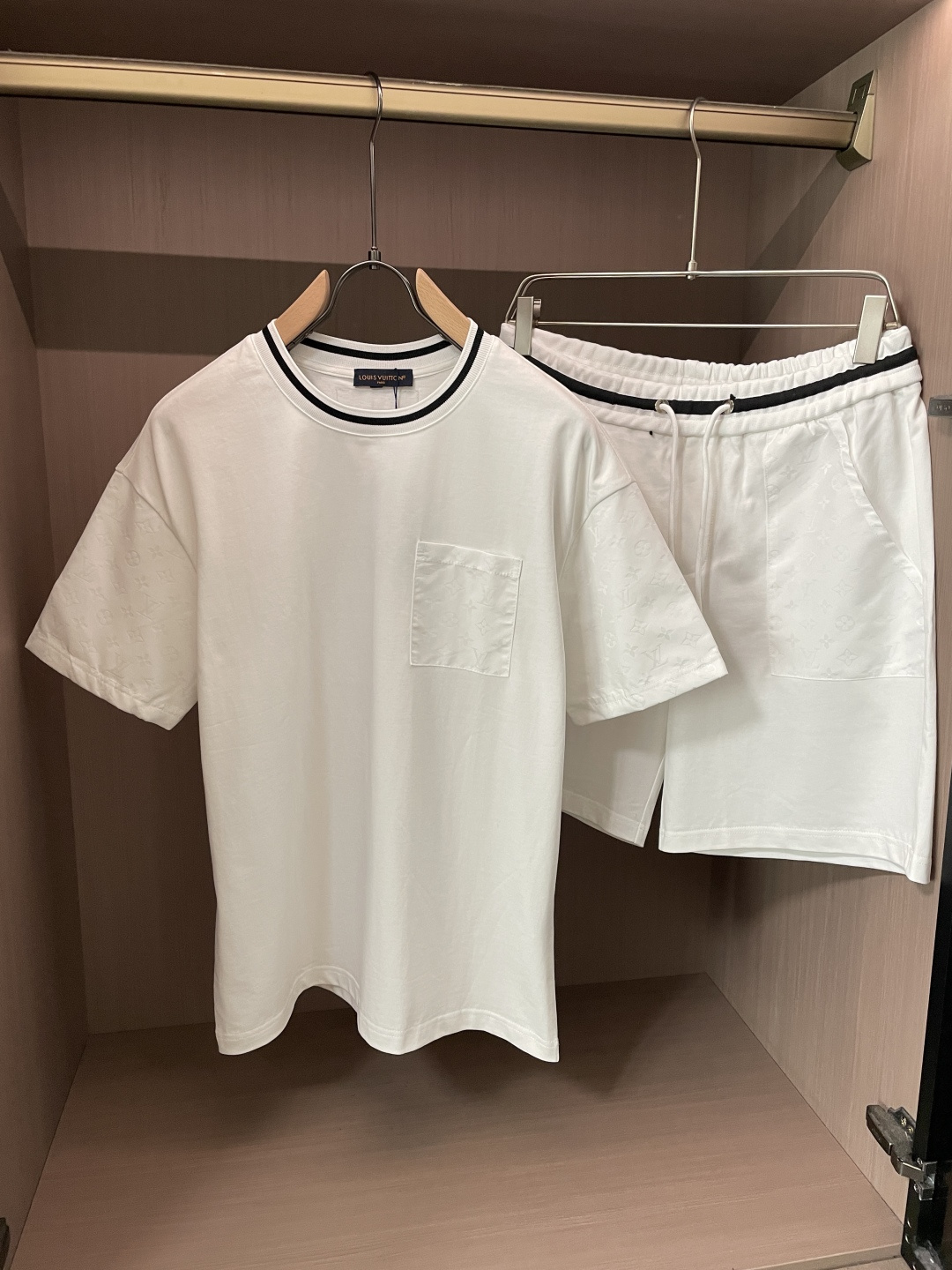 Lv 圆领短袖短裤套装 半袖套装顶级版本贸易公司渠道订单，海外精品独家限定发售，经典即永恒，入手绝对值的