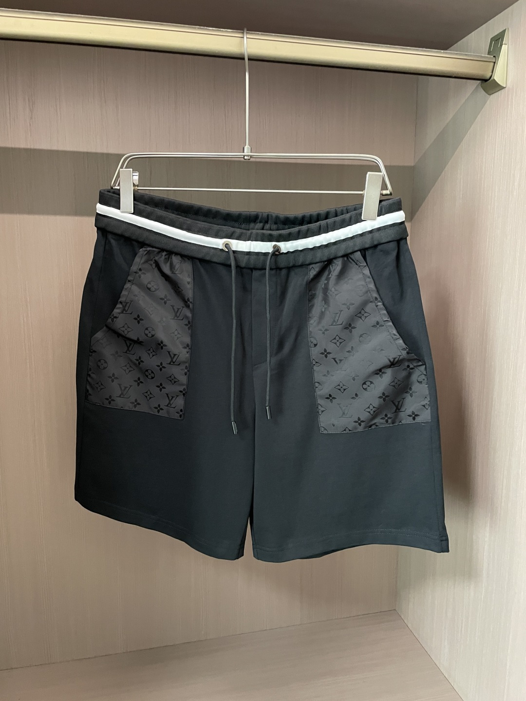 Lv 圆领短袖短裤套装 半袖套装顶级版本贸易公司渠道订单，海外精品独家限定发售，经典即永恒，入手绝对值的